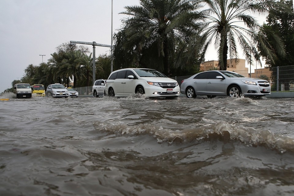 Ситуация в дубае сегодня с наводнением. Дождь в Абу Даби. Потоп в Дубае 2021. Ливень в Дубае. Дождь в Дубае.